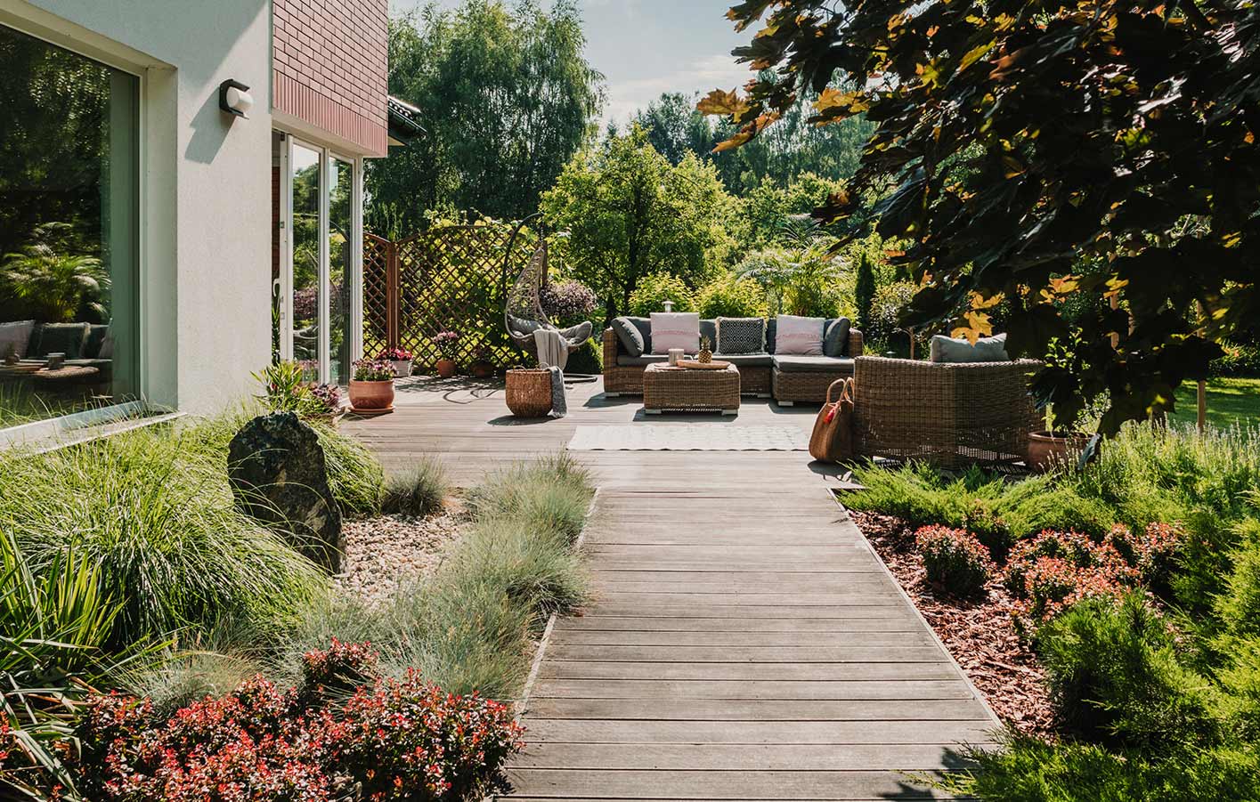 Gartenterrasse mit Gartenmöbeln